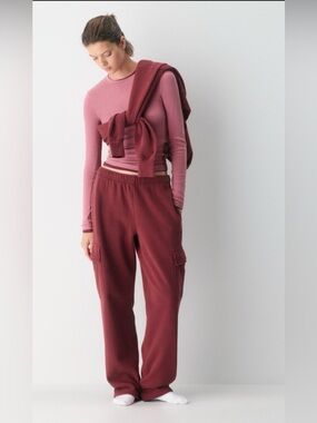 Aritzia Sweatfleece Cozy Fleece Cargo Sweatpants in Deep Burgundy Medium